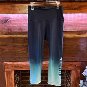 Women’s peloton reversible workout leggings size medium.